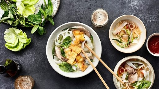 Nước dùng Cao Lầu làm món ăn hấp dẫn hơn