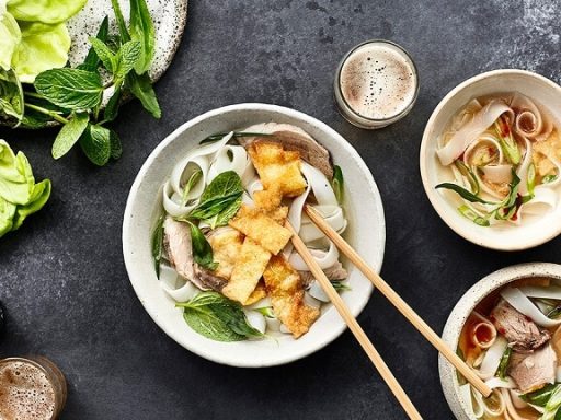 Nước dùng Cao Lầu làm món ăn hấp dẫn hơn
