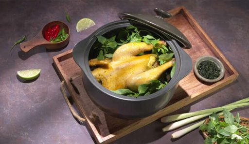 Hoàn thiện món gà hấp lá chanh