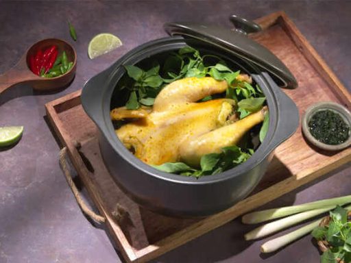 Hoàn thiện món gà hấp lá chanh