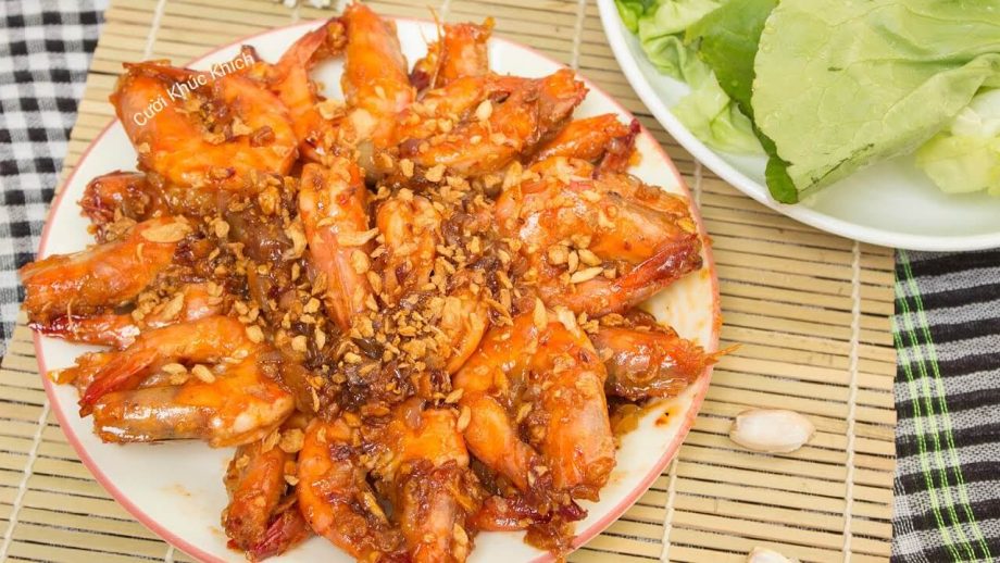 Hoàn thiện món tôm cháy tỏi