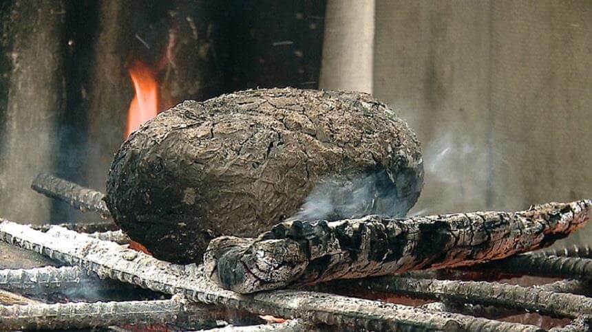 Nướng gà đát sét trực tiếp trên lửa