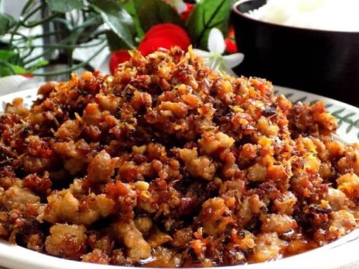 Hoàn thiện món thịt chưng mắm tôm