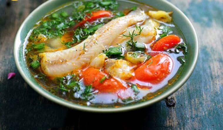 Canh cá khoai nấu rau cần