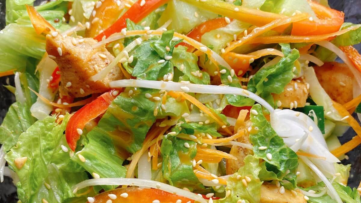 Salad phi lê gà áp chảo sốt mè rang