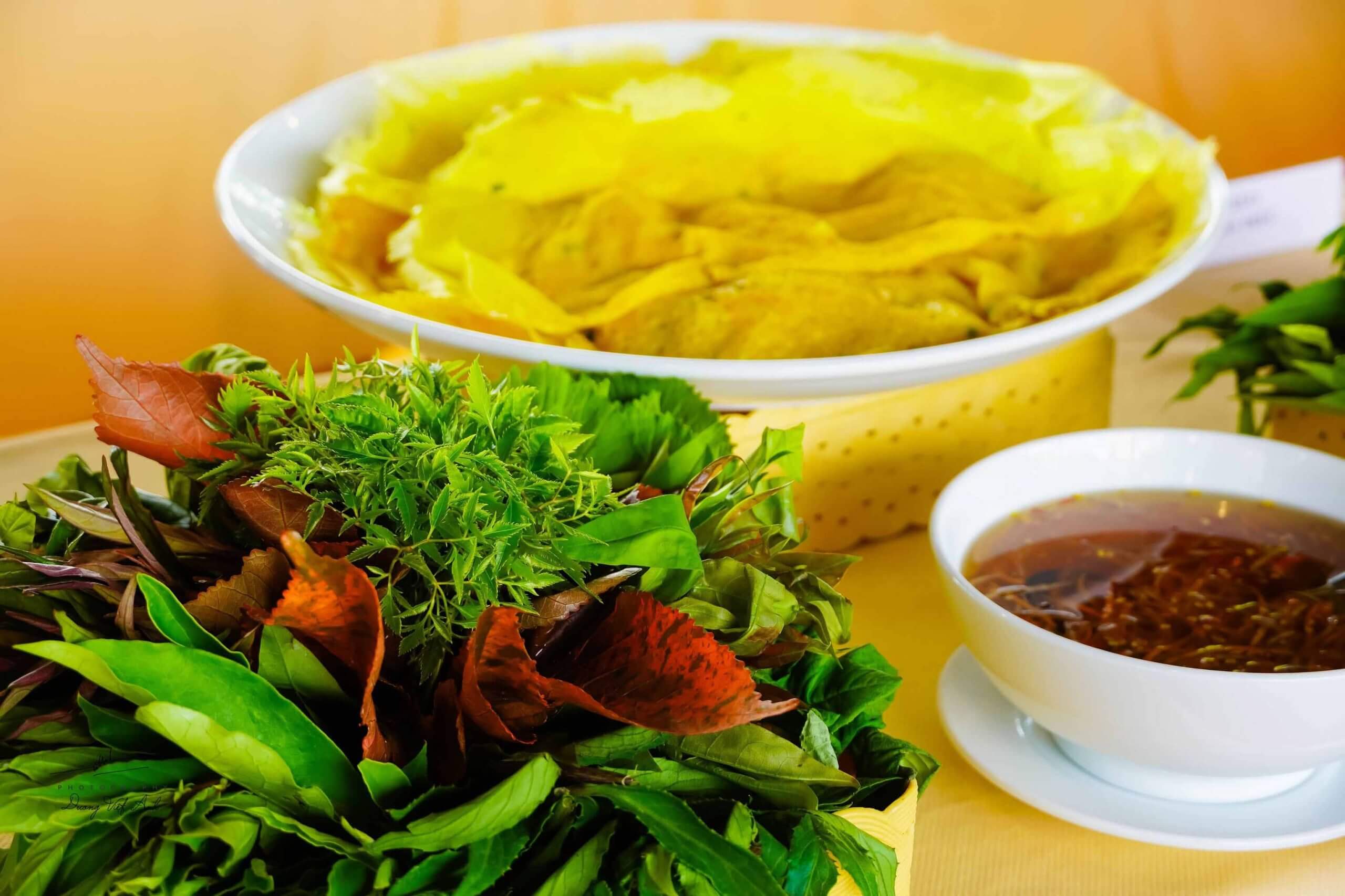 Bánh xèo ăn cùng rau rừng Núi Gấm là đặc sản những món ngon ở An Giang 