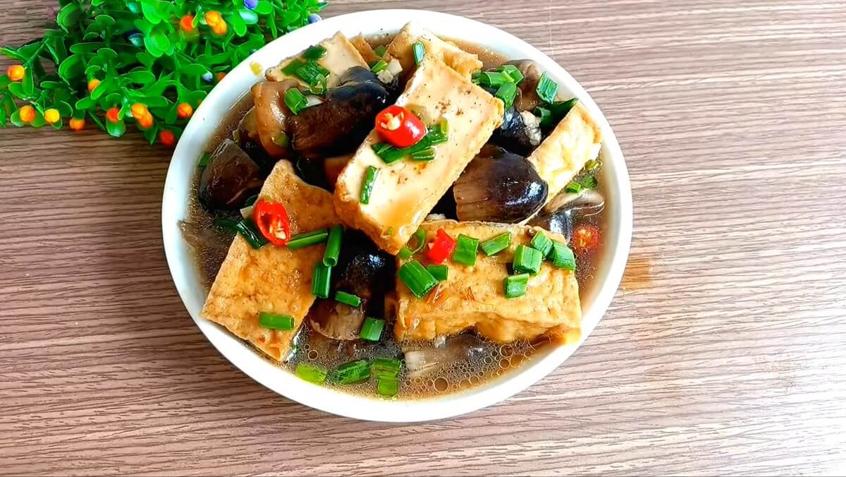 Chả chiên om cùng đậu và nấm