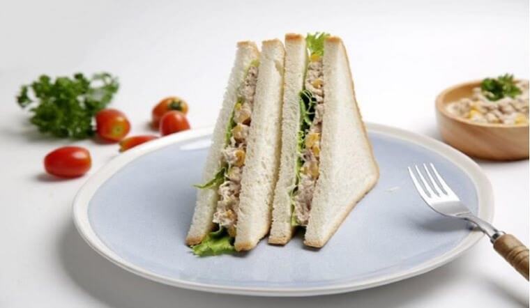 Sandwich cá ngừ đơn giản với một vài nguyên liệu