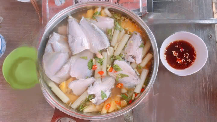 Món cá sặc trứng nấu canh chua 