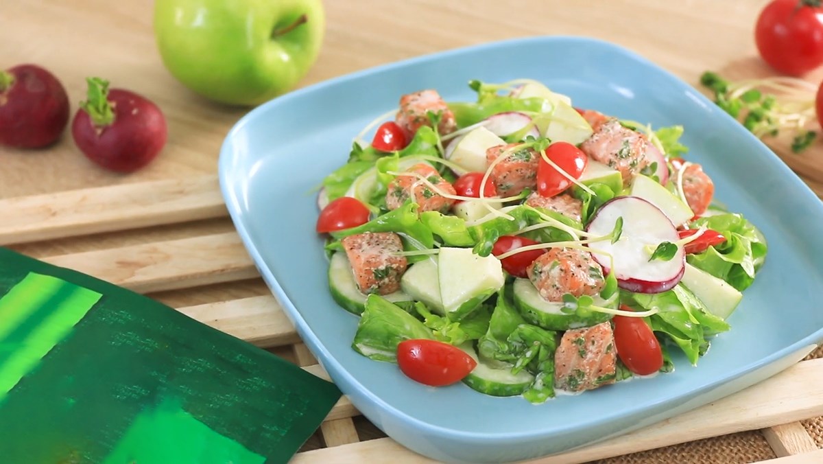 Salad cá hồi và rau xanh - Món ngon tốt cho tim mạch